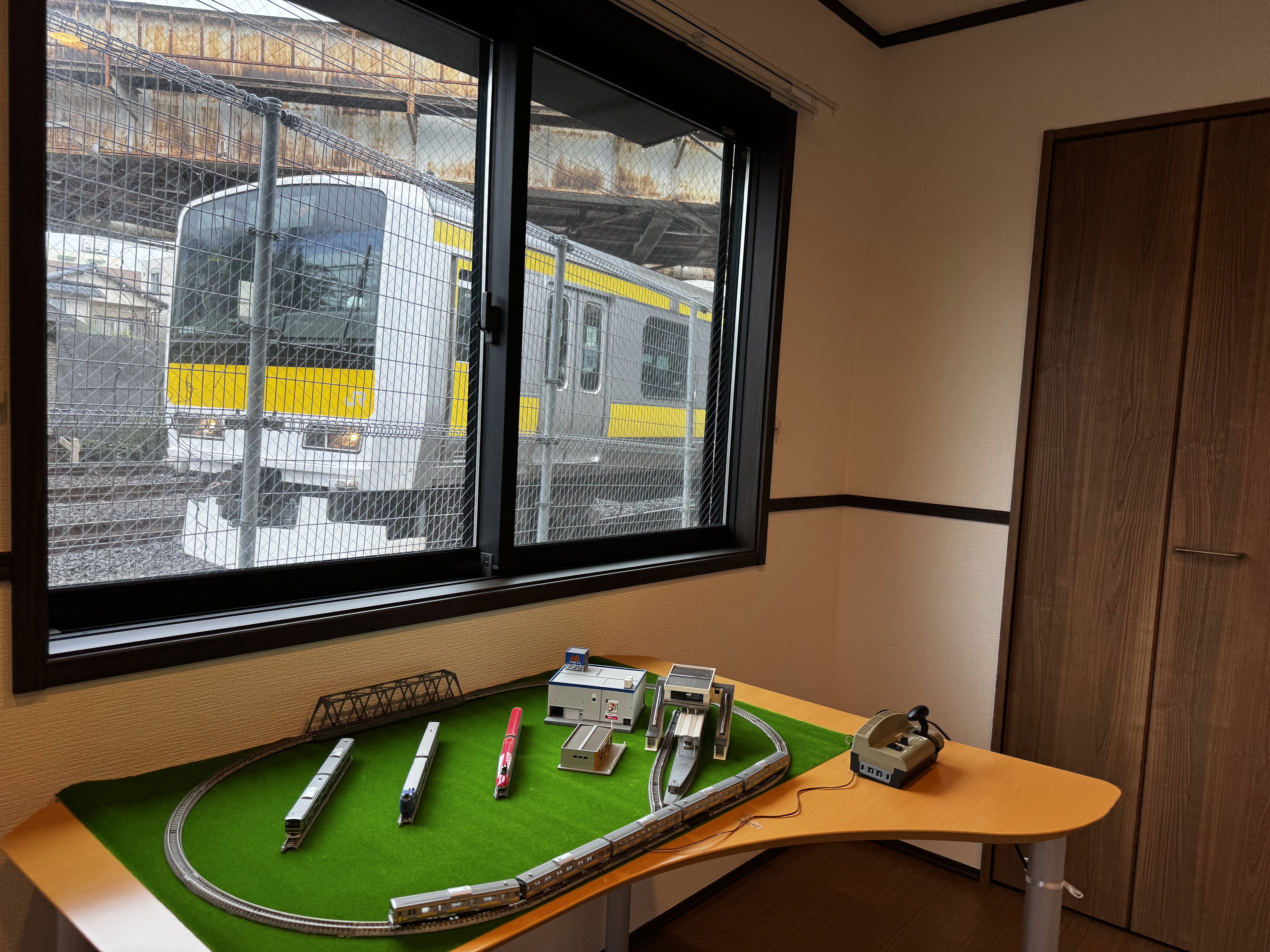 線路側の洋室にNゲージをレイアウトすれば実車が毎日目の前を走ります
