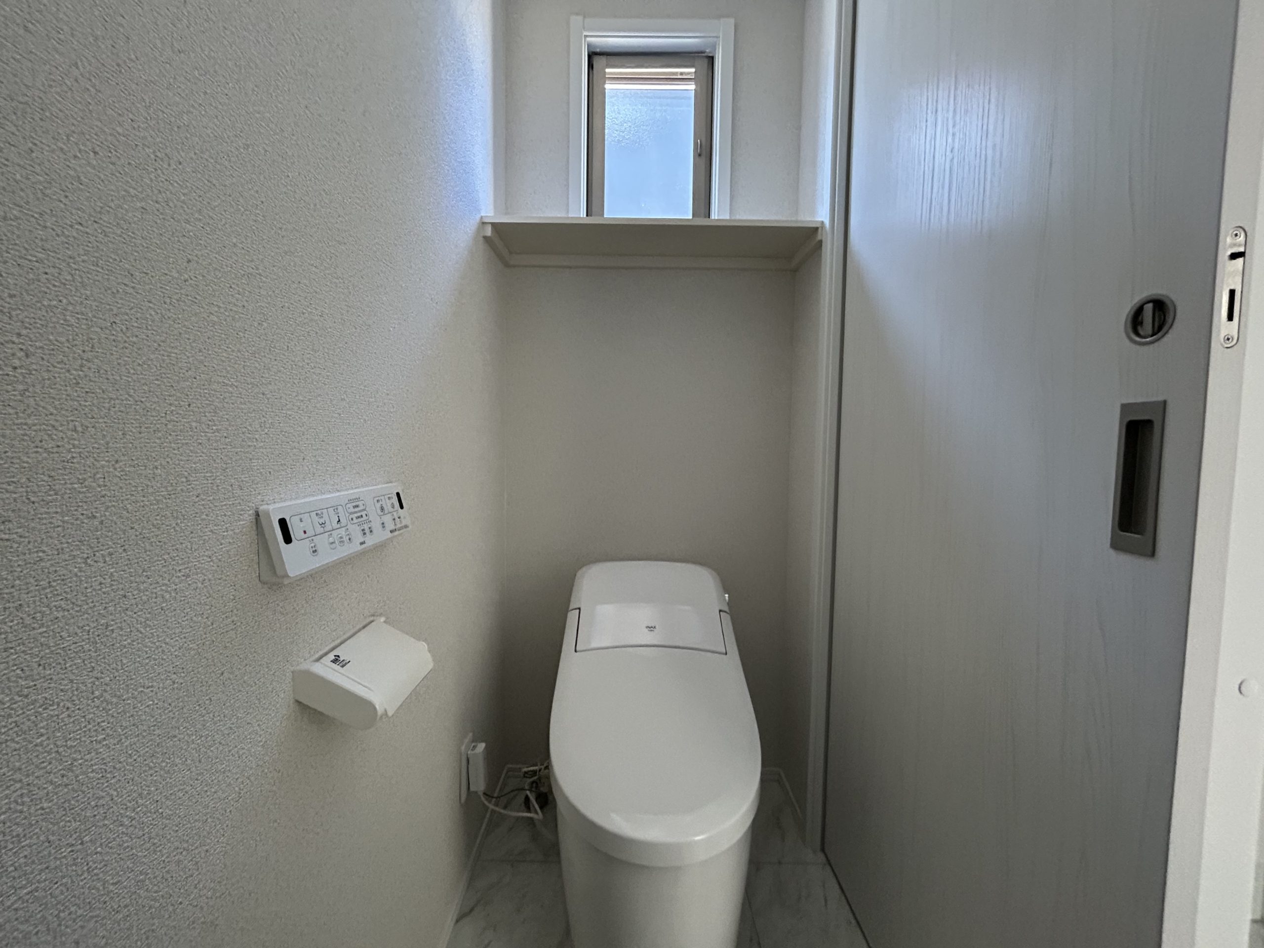 1階のトイレはシャワートイレ付き