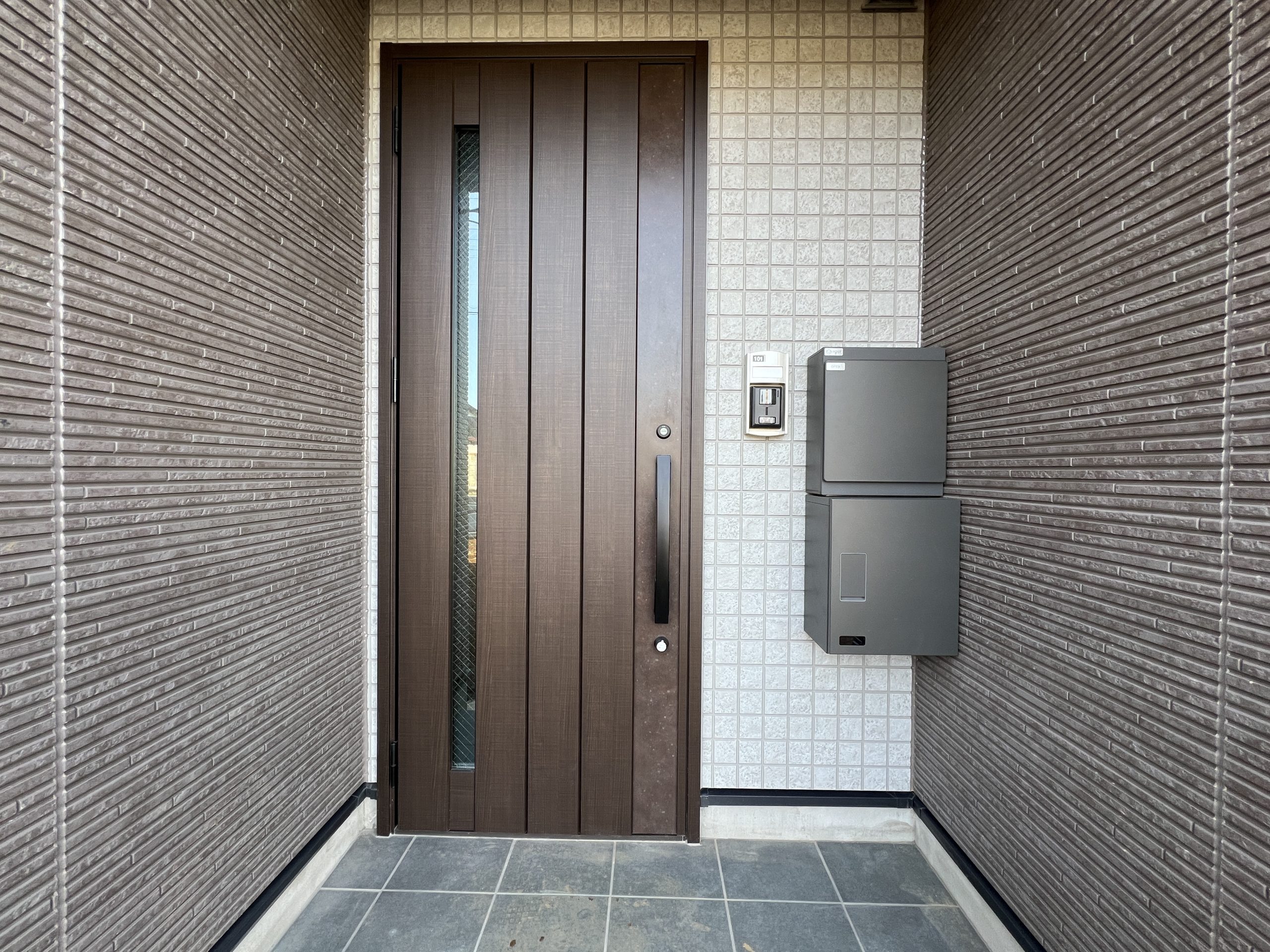 おしゃれな木製風の玄関ドア
