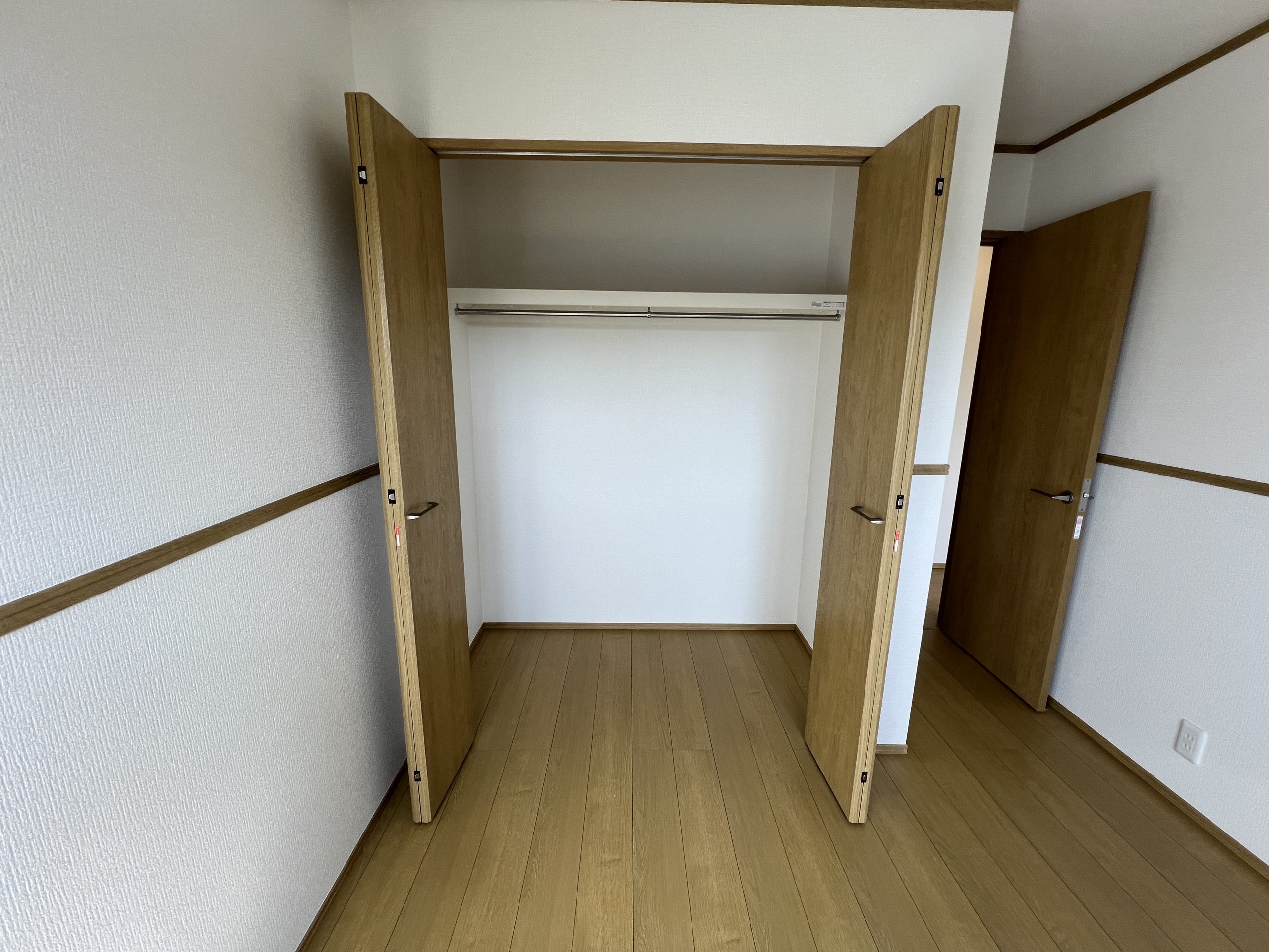 クローゼットにはハンガーパイプと収納棚付き
