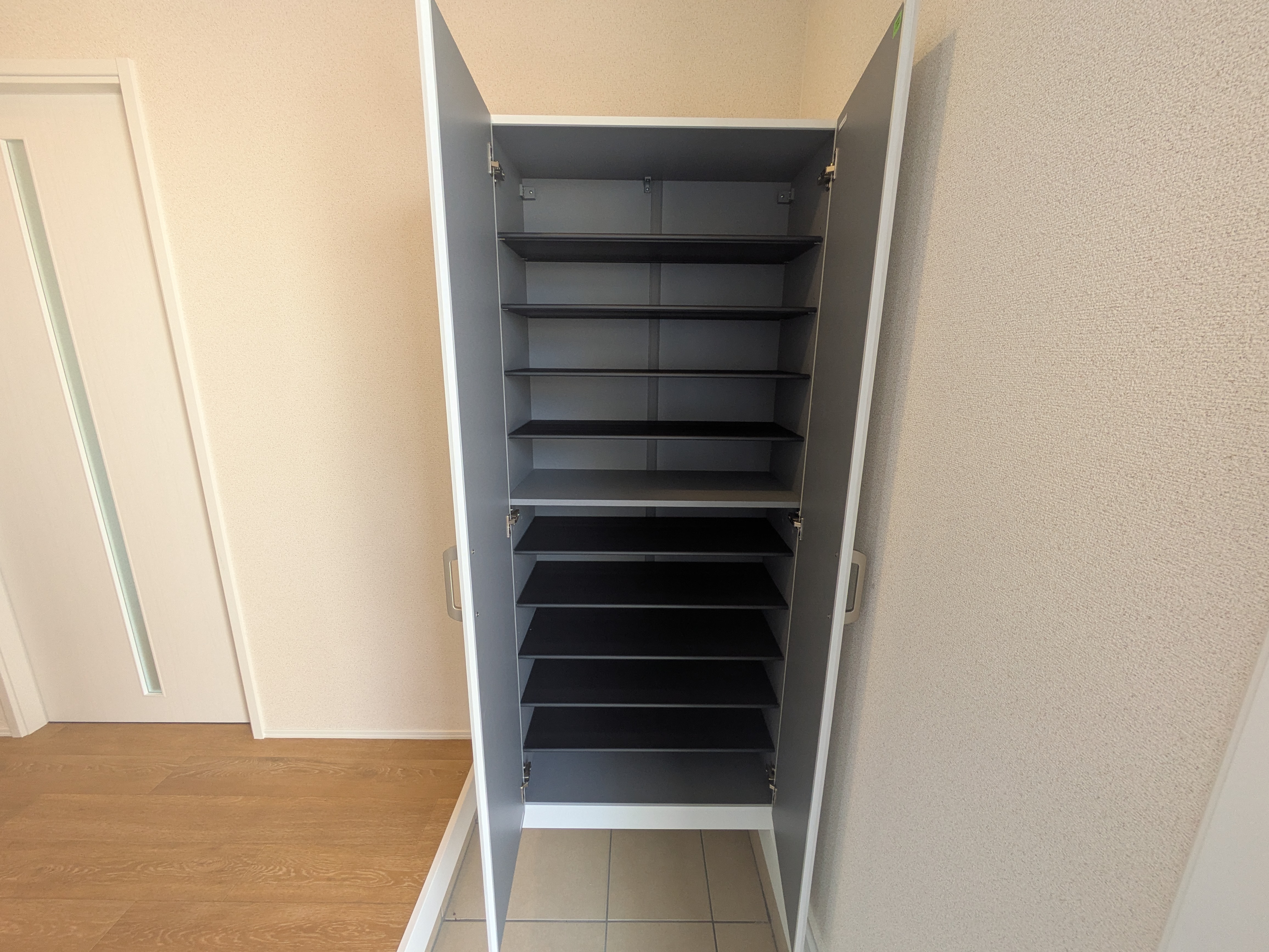 家族みんなの靴が収納できる大型のシューズボックス
