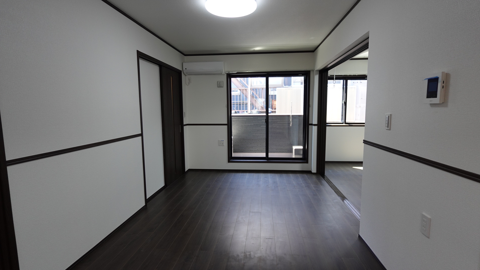 バルコニーへの掃き出し窓がある明るいLDK
