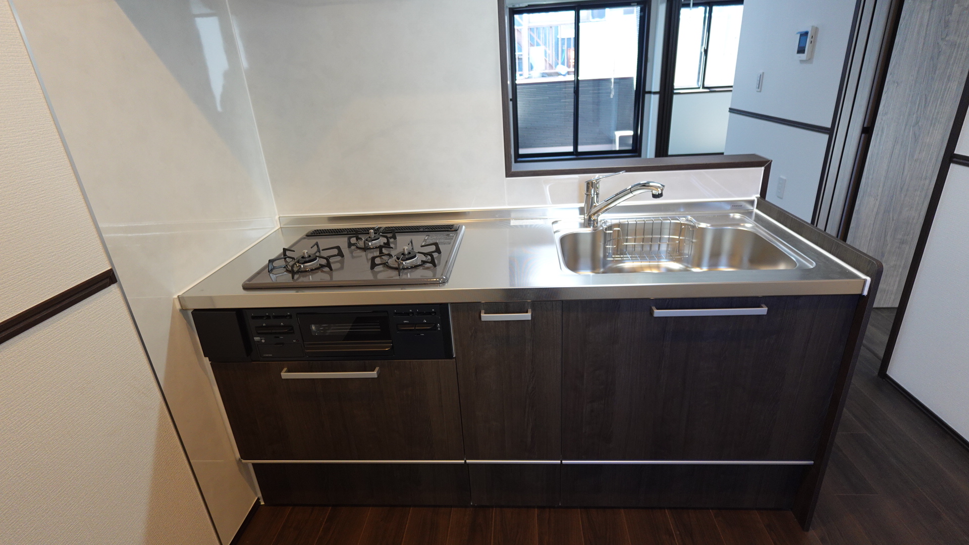 三ツ口コンロのあるシステムキッチン
