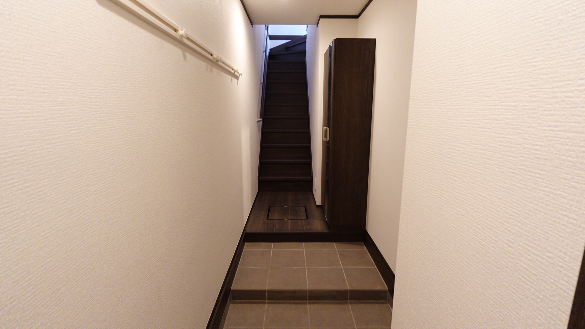 大型のシューズボックスを備えた玄関
