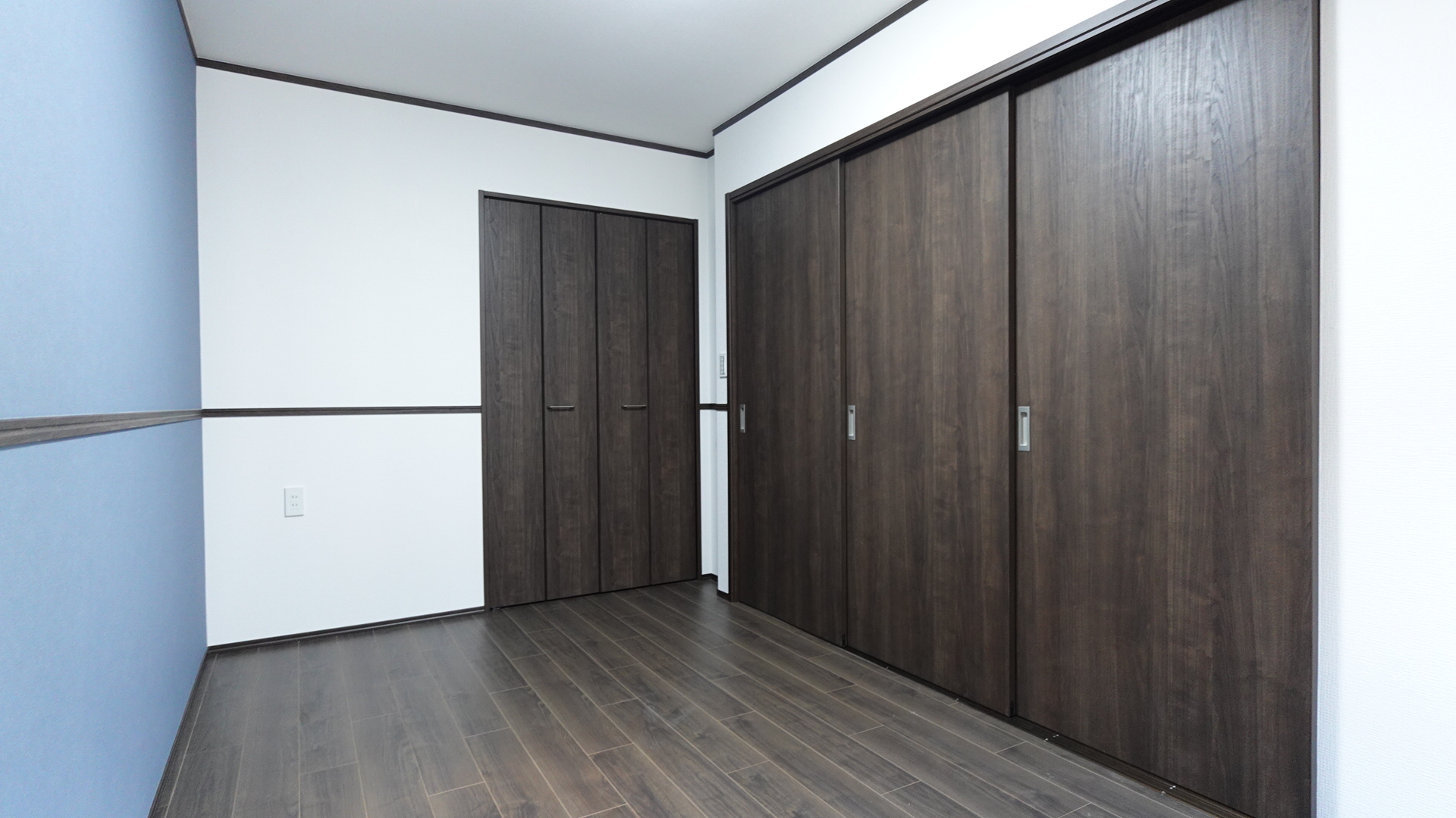 洋室には収納スペースあり
