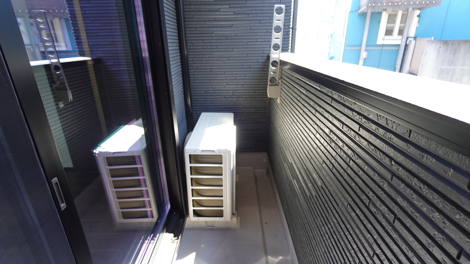 壁面物干しのあるバルコニースペース
