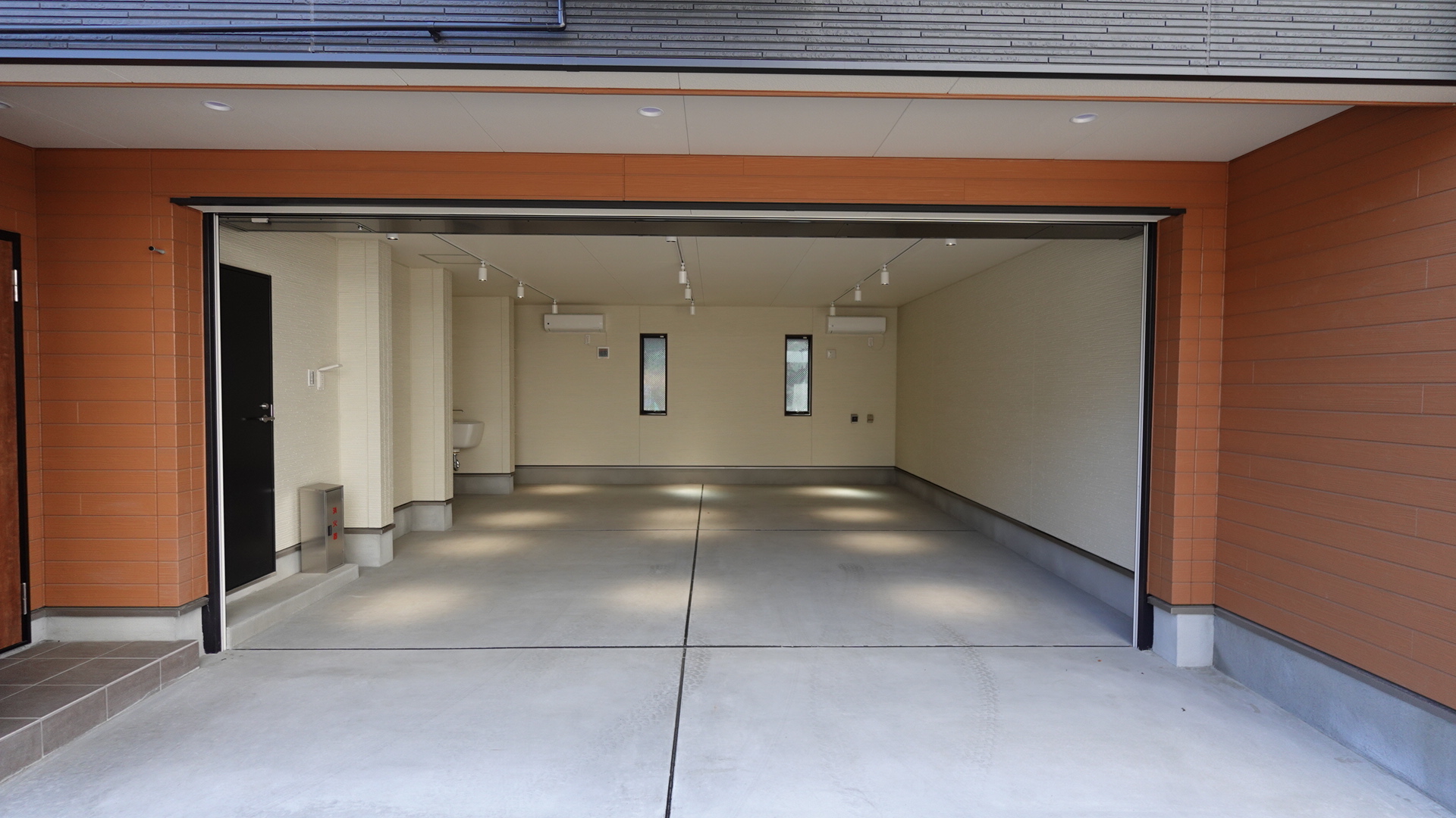 ガレージスペースの間口は約5m
