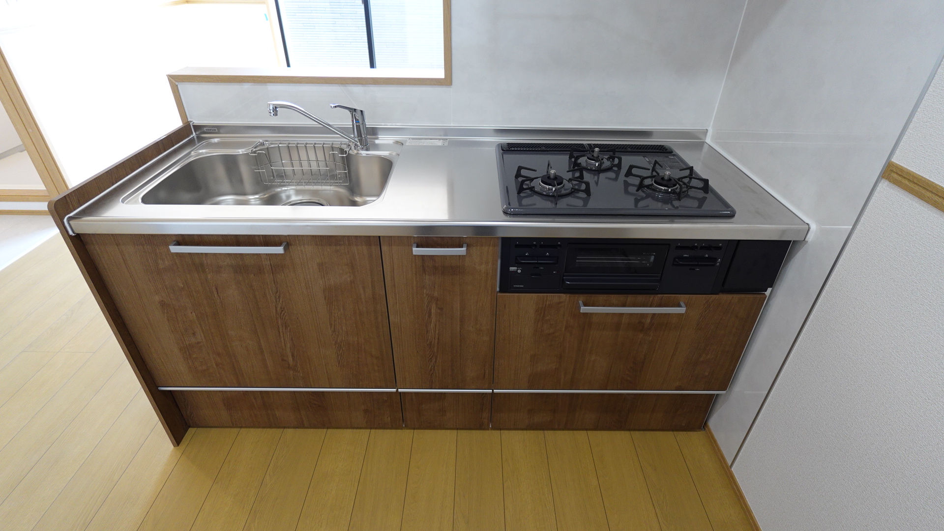 3つ口コンロとグリル付きのシステムキッチン
