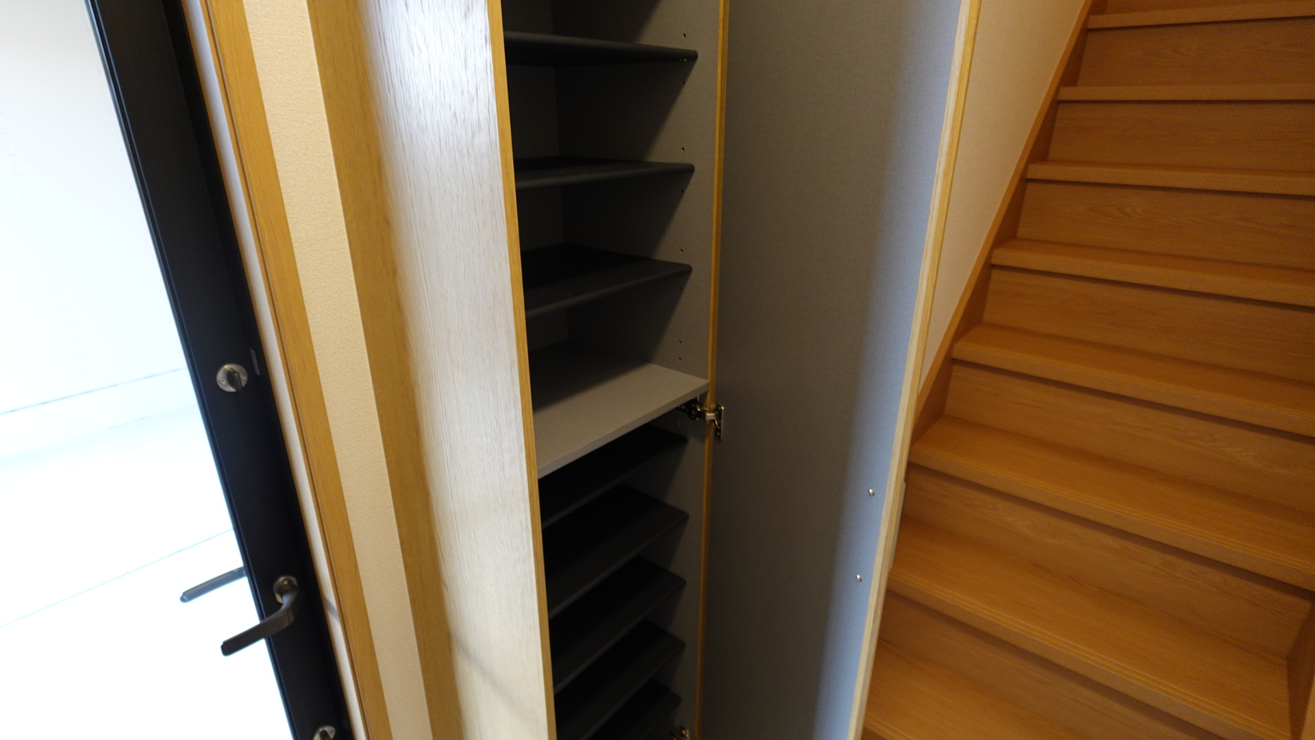 大型のシューズボックスを備えた玄関スペース
