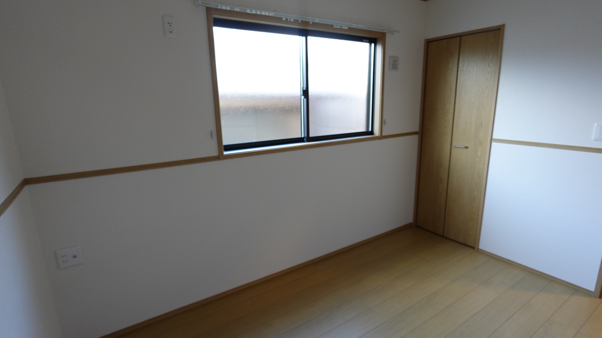 大きな窓のある洋室
