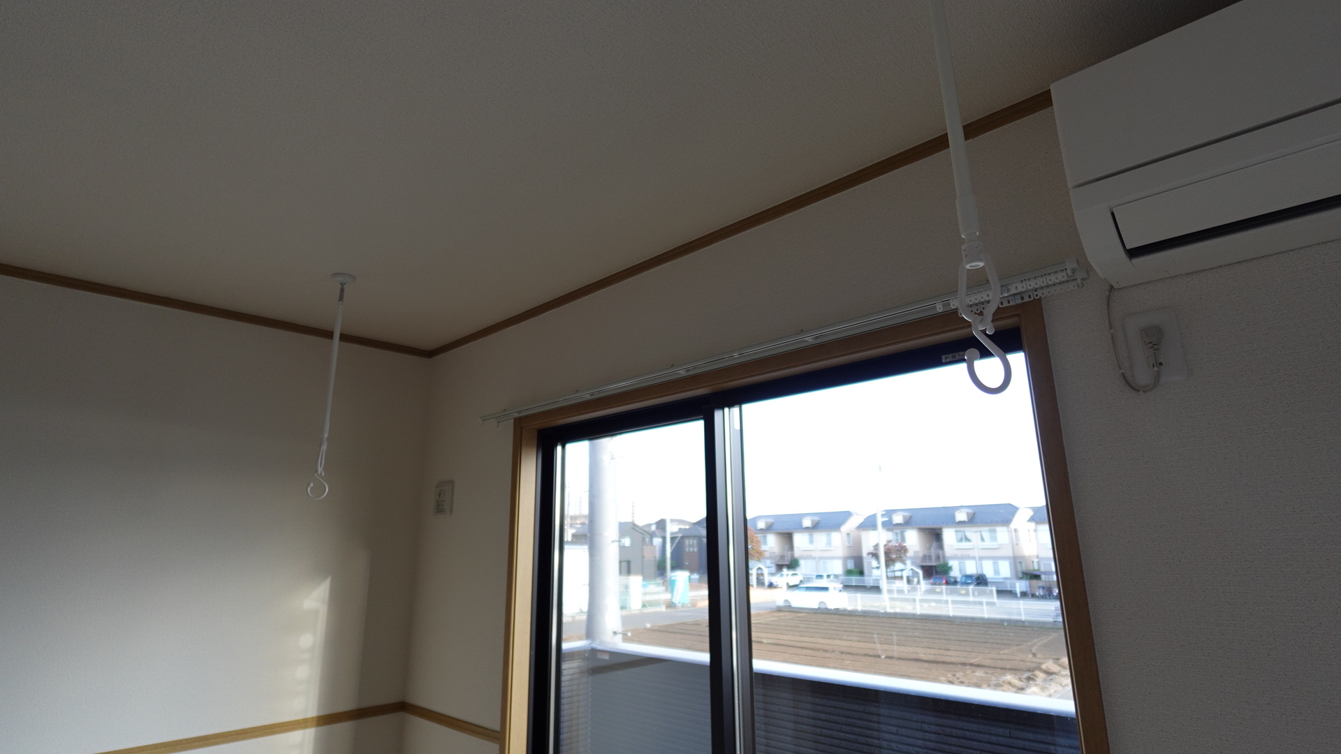 悪天候時だけでなく、花粉の季節も大活躍の室内物干し
