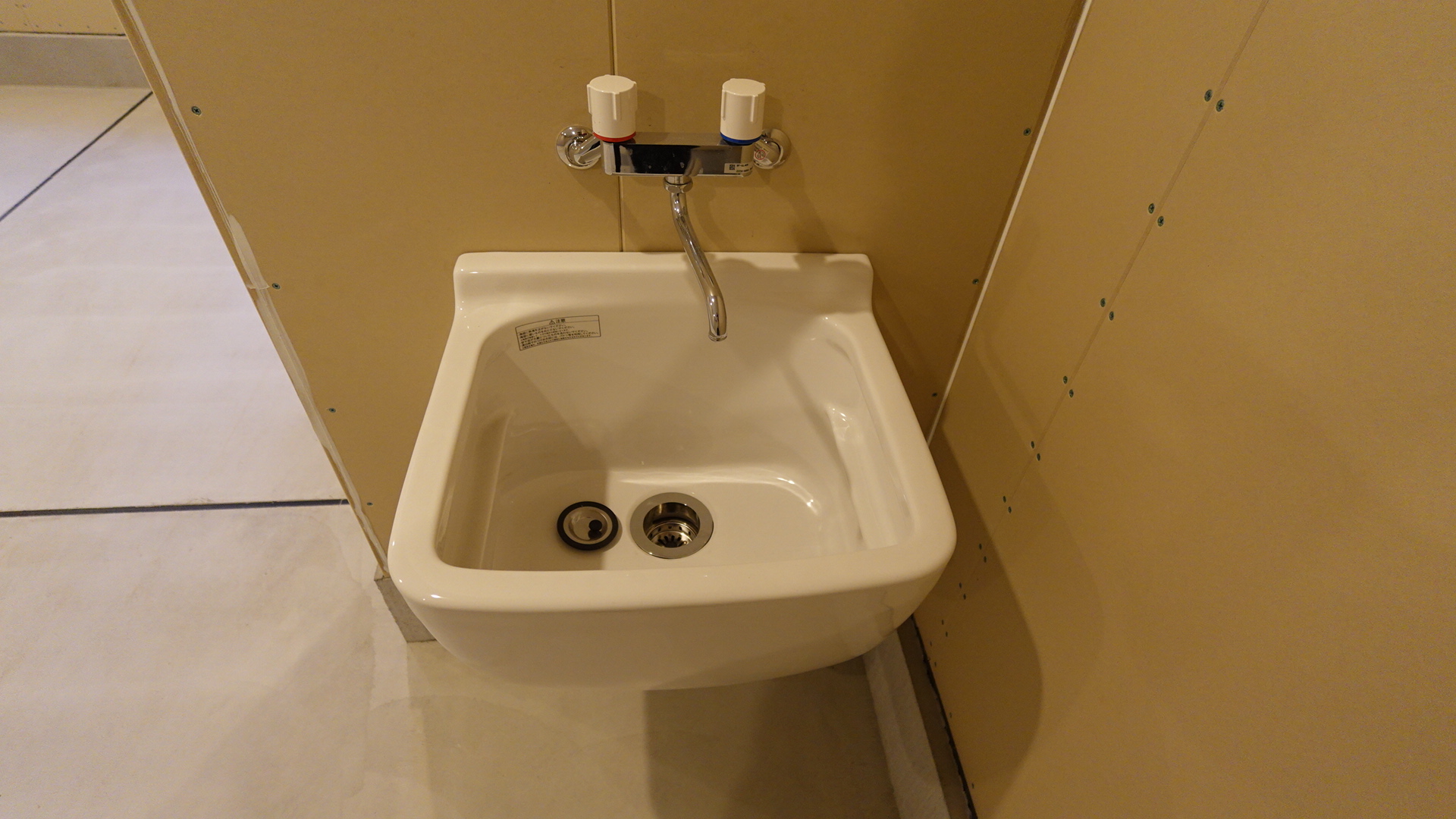 ガレージ内には混合栓付きのマルチシンクを標準装備
