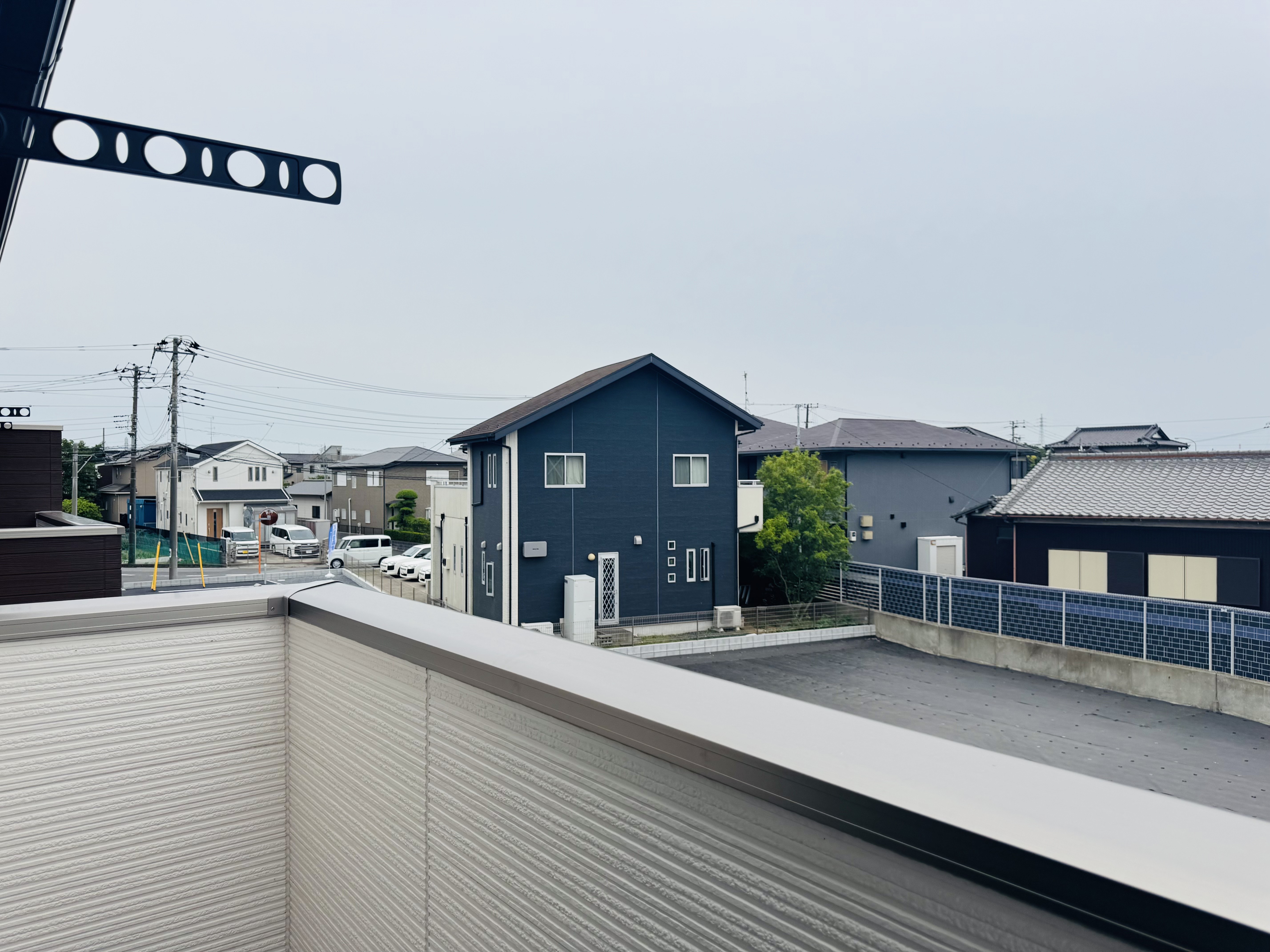 壁面物干しのあるバルコニー