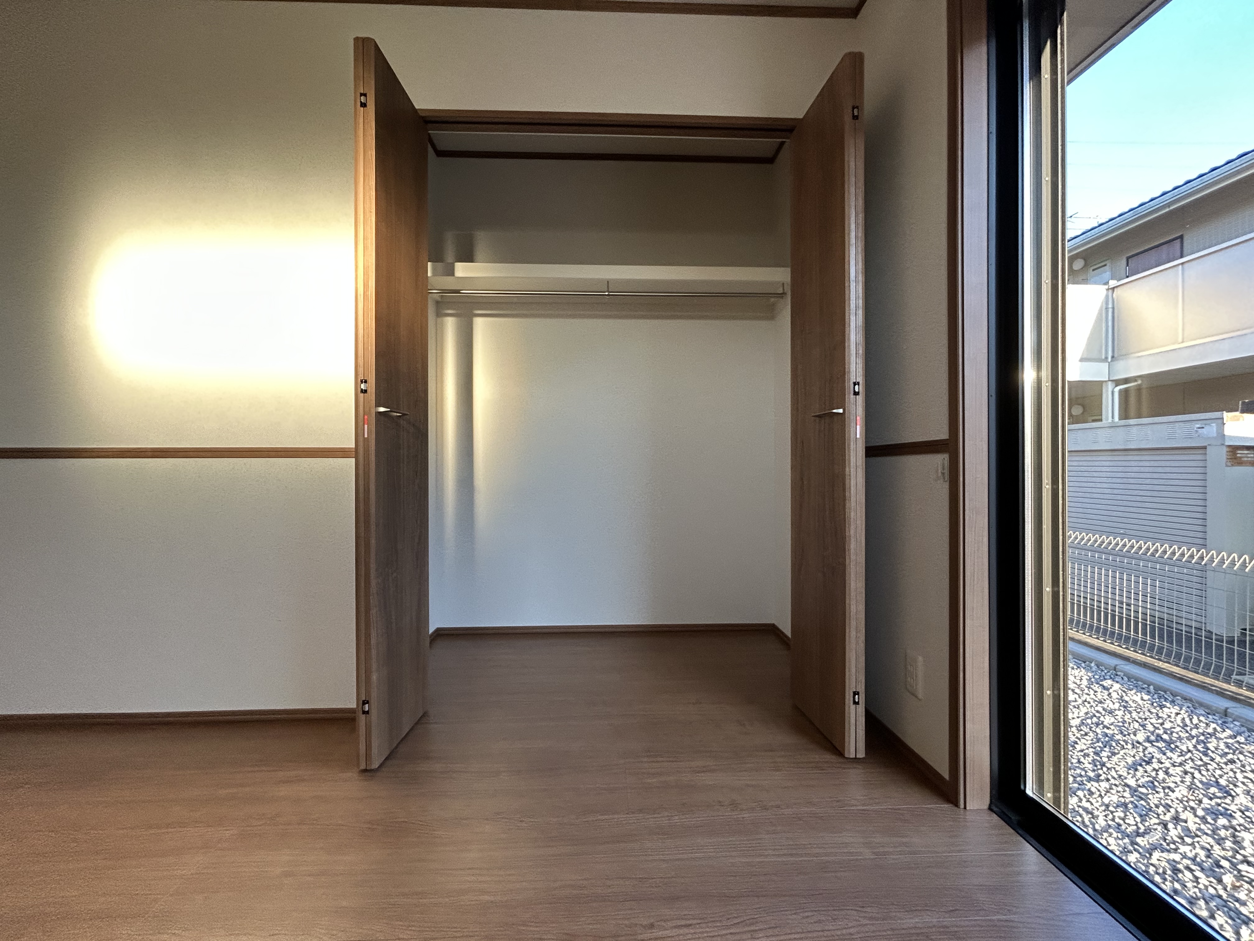 収納棚とハンガーパイプのあるクローゼット
