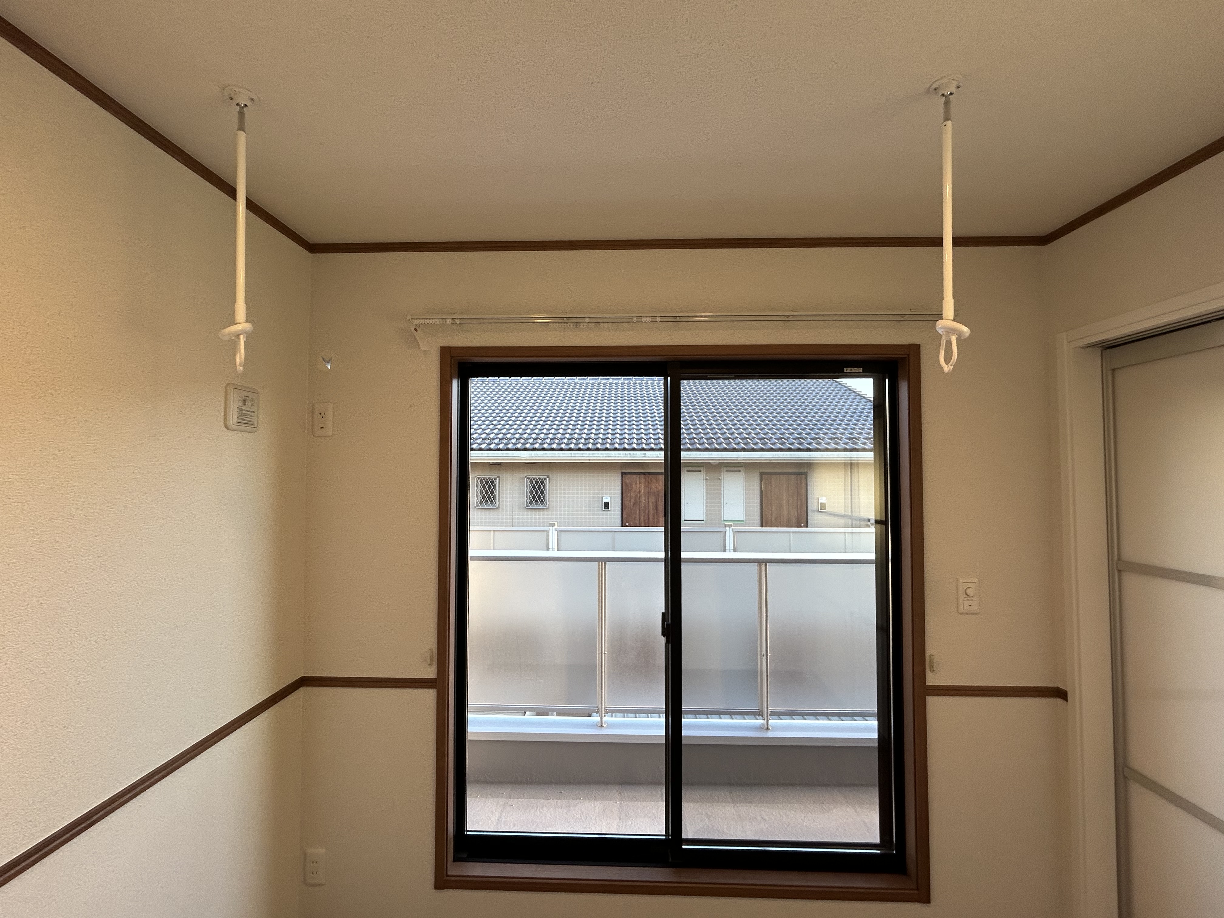 サンルーム内にある室内物干し