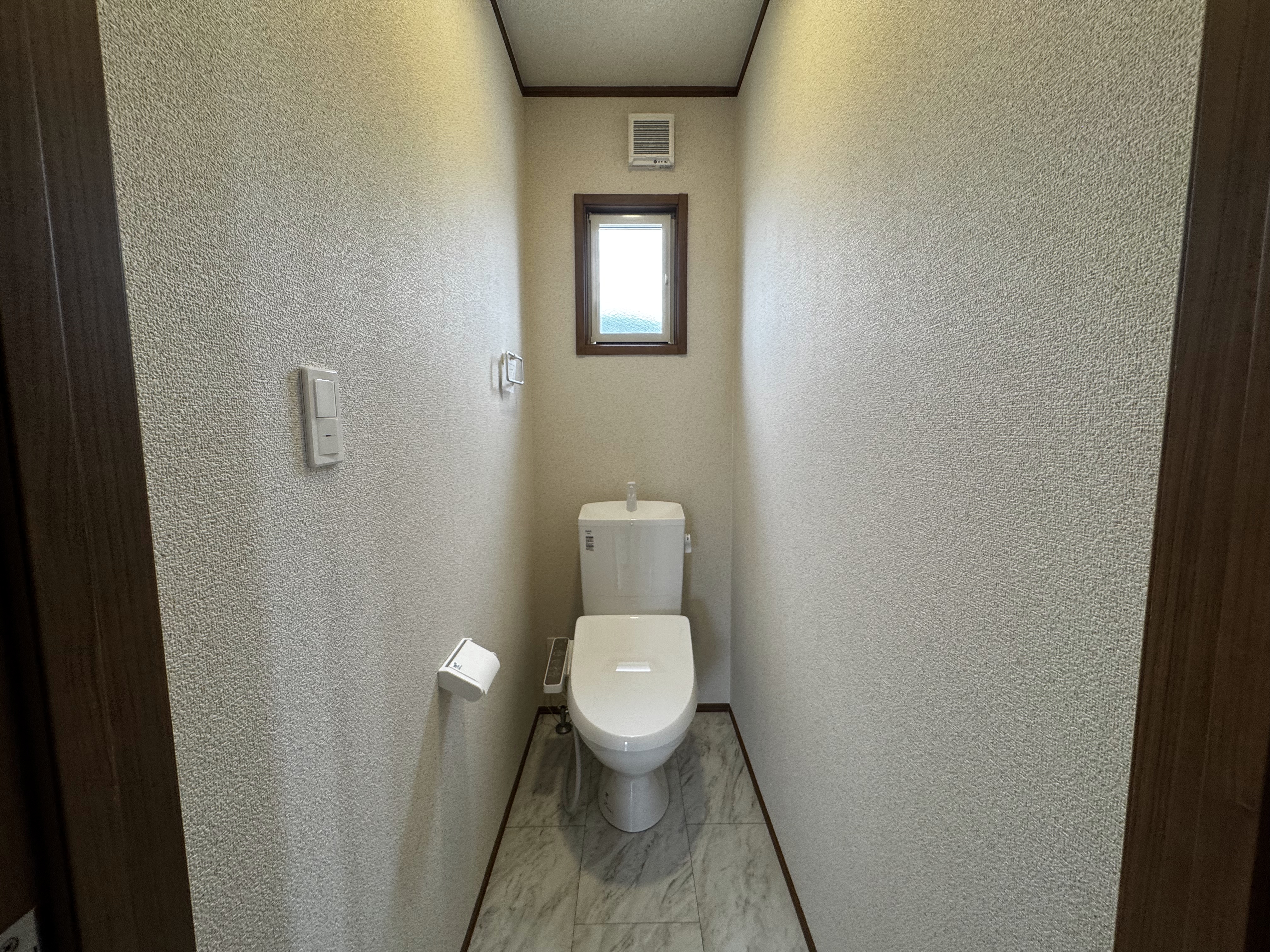 2階のトイレもシャワートイレ付き
