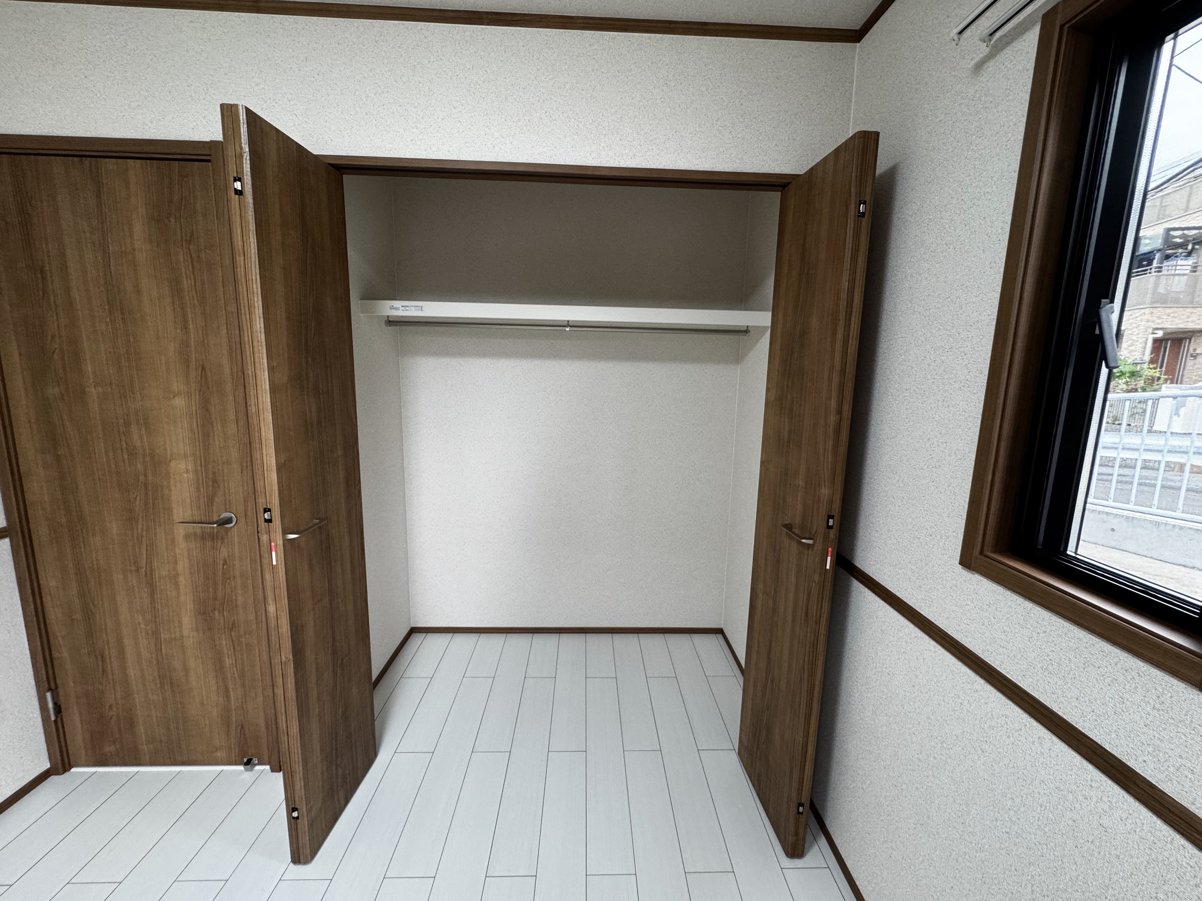 幅約1.8mの収納棚付きのクローゼット