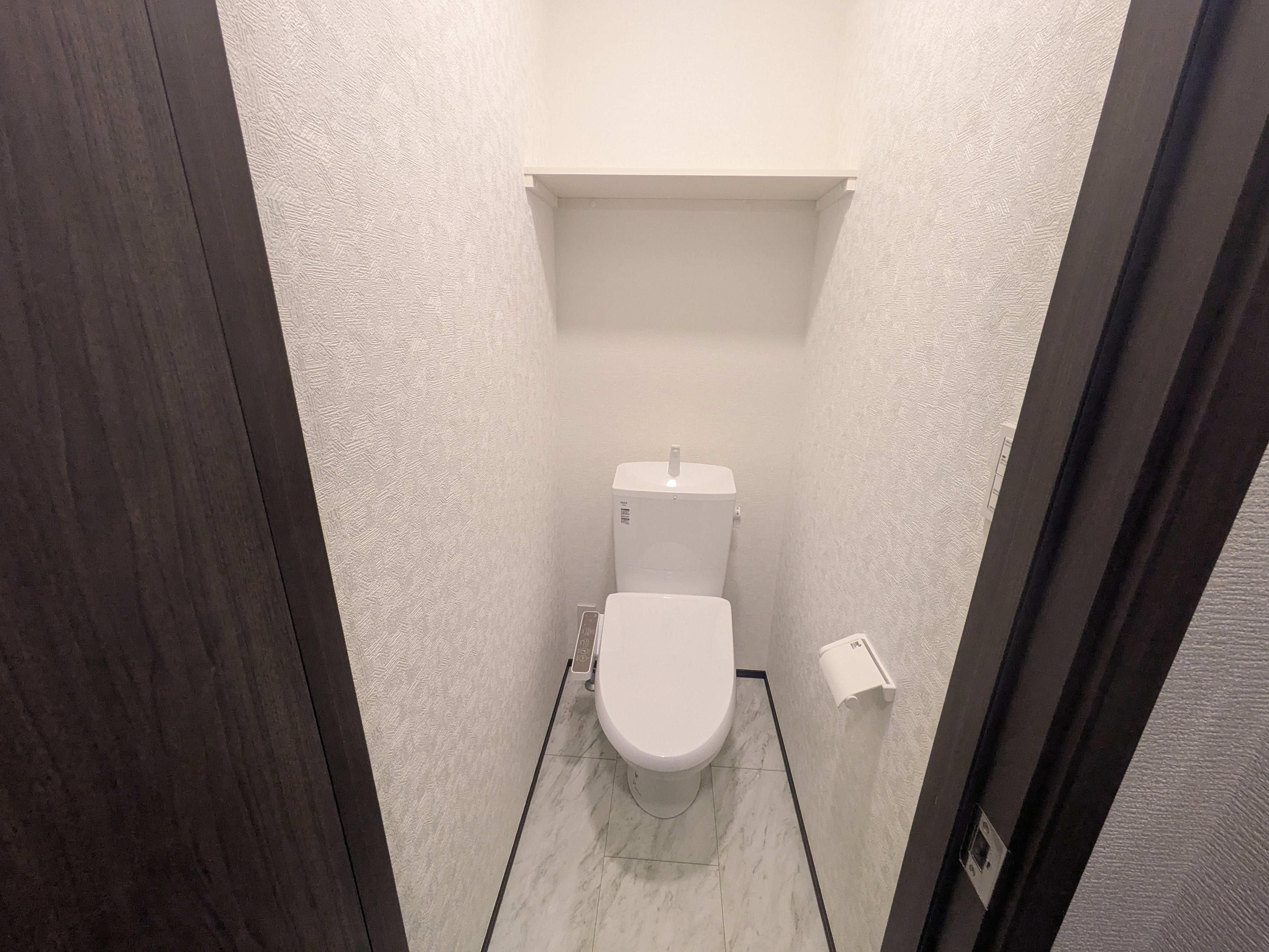 トイレはシャワートイレ付き