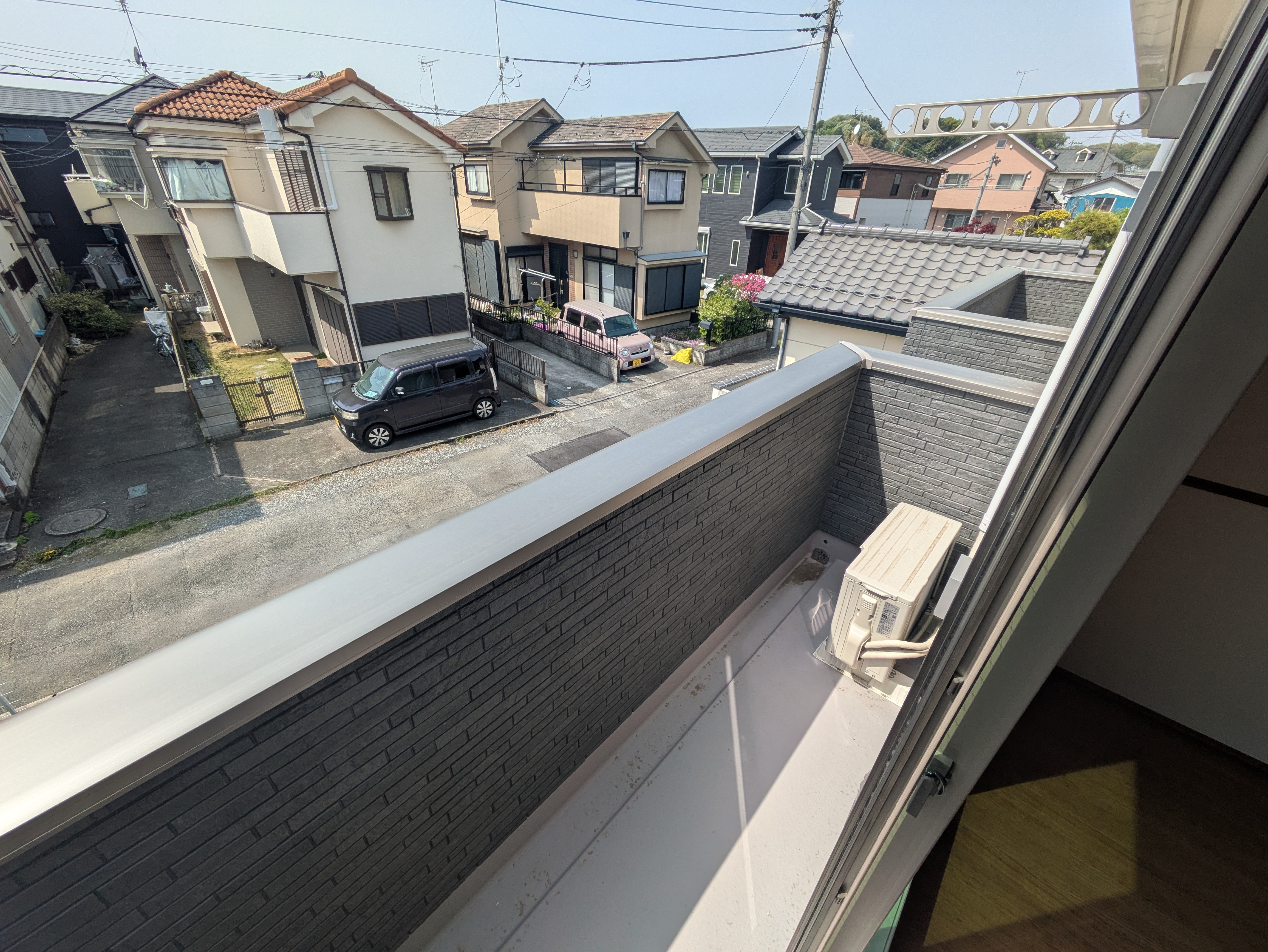 壁面物干しのあるバルコニー