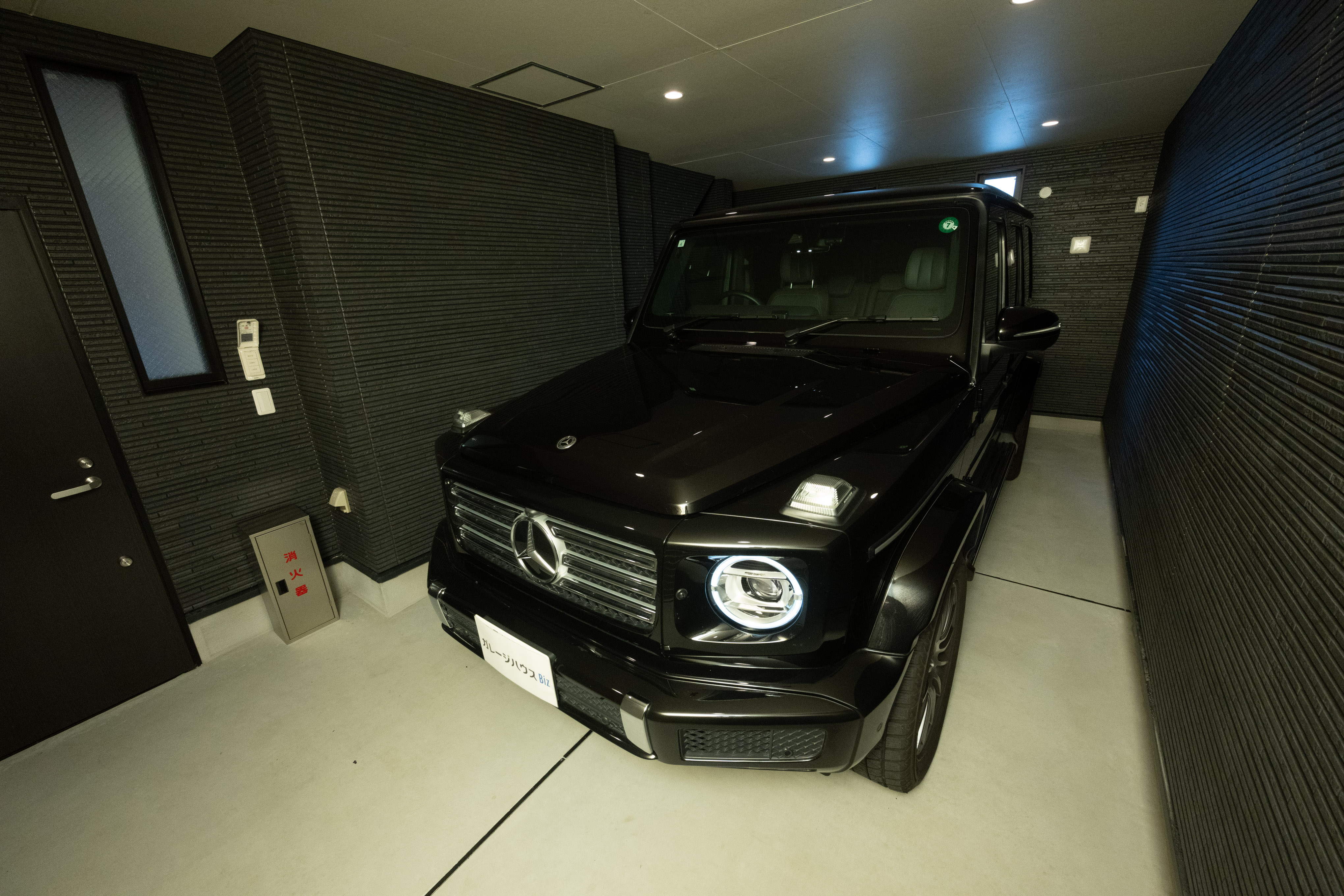 メルセデスベンツ「G-Class」が入庫した状態のガレージ内