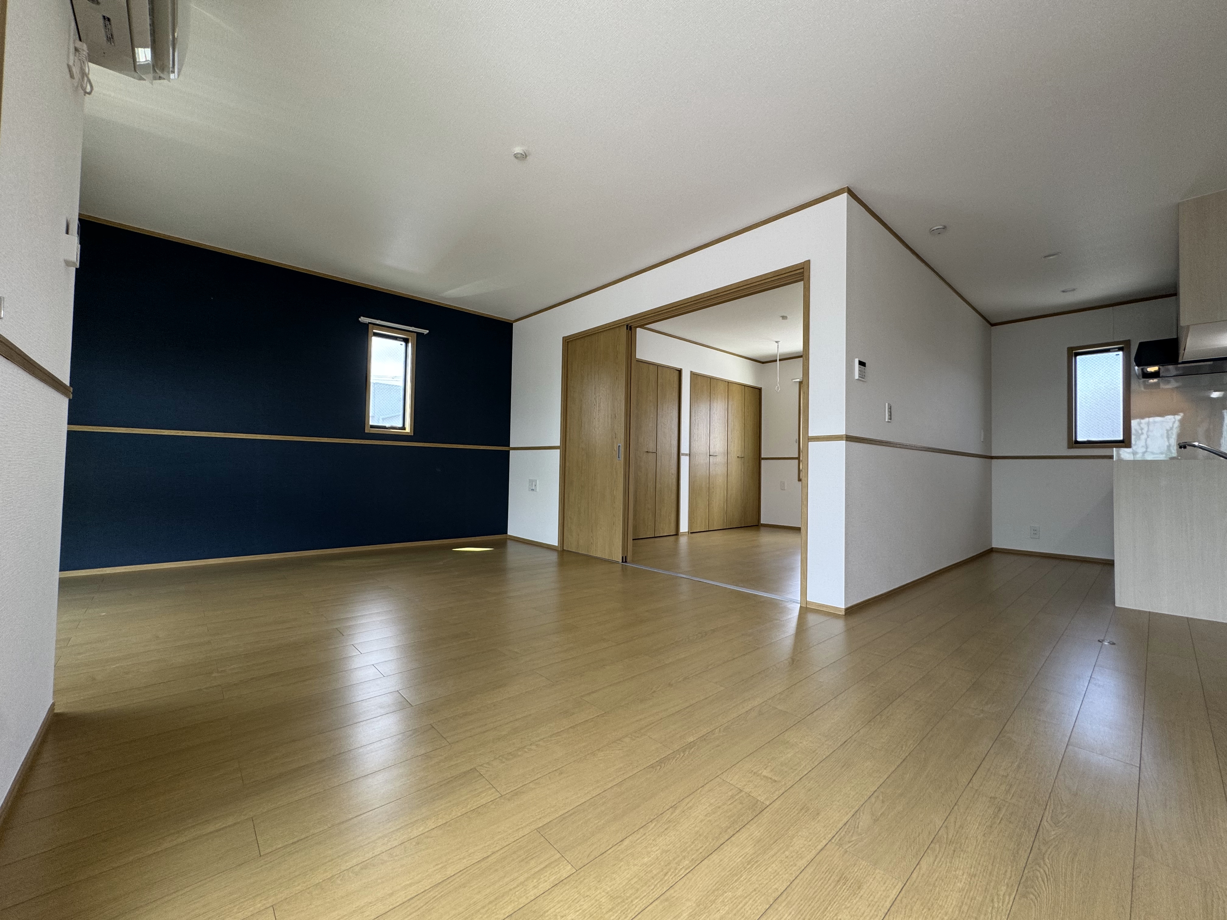 洋室とも続き間なので解放すればLDKと合わせて約22帖の広さ
