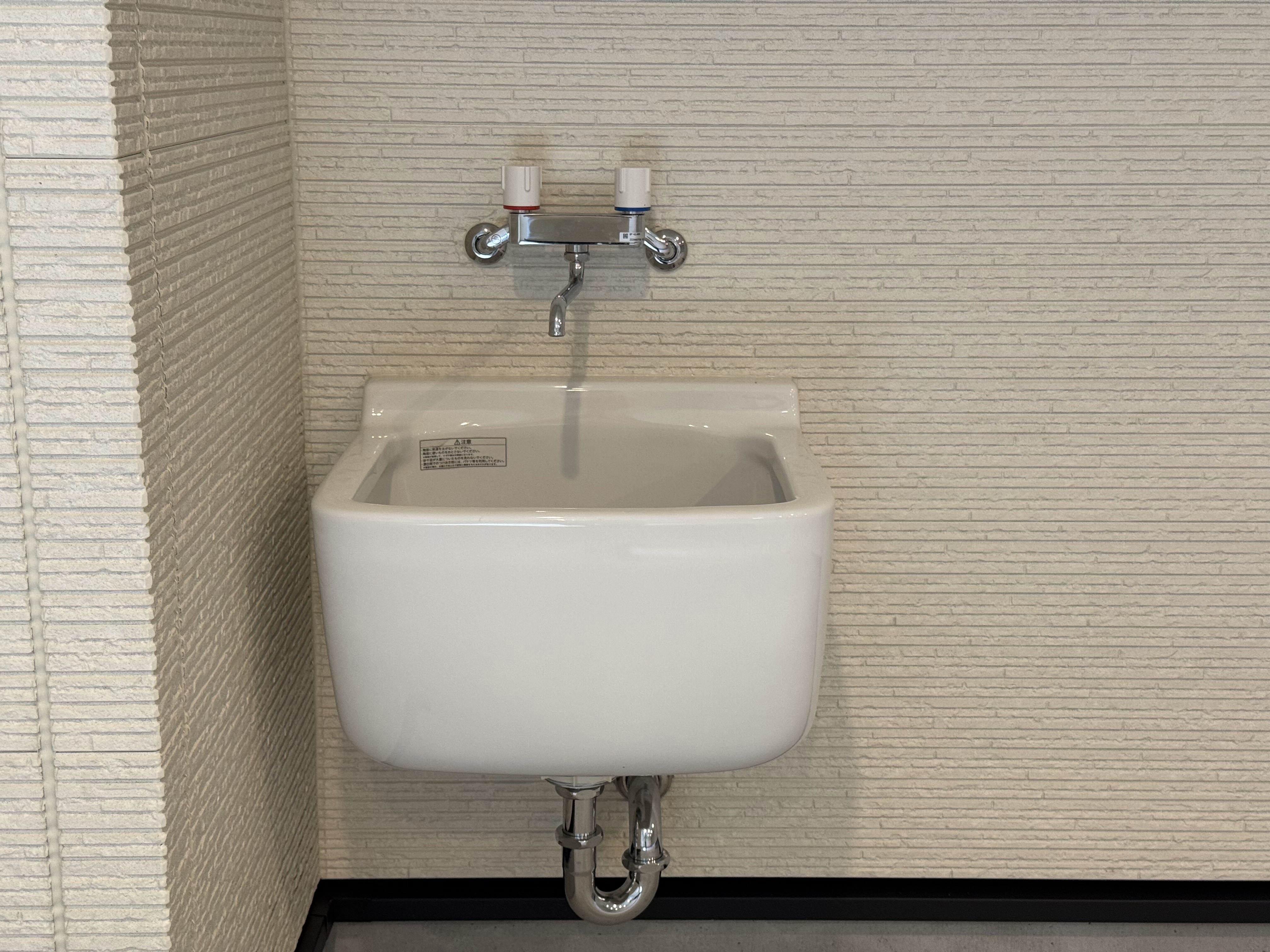 ガレージ内にある混合栓のマルチシンク（多目的流し）