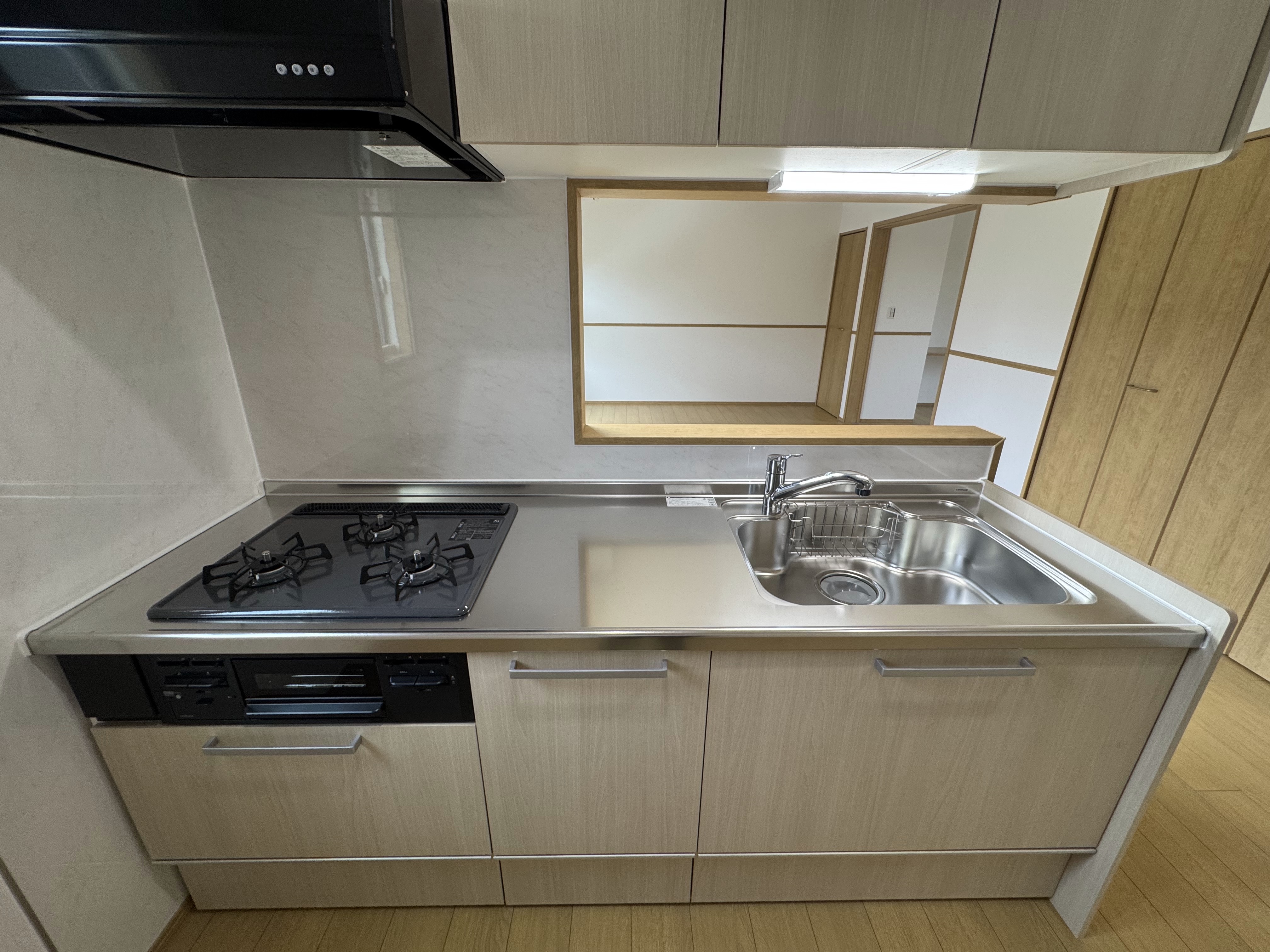 三ツ口コンロ付きのシステムキッチン
