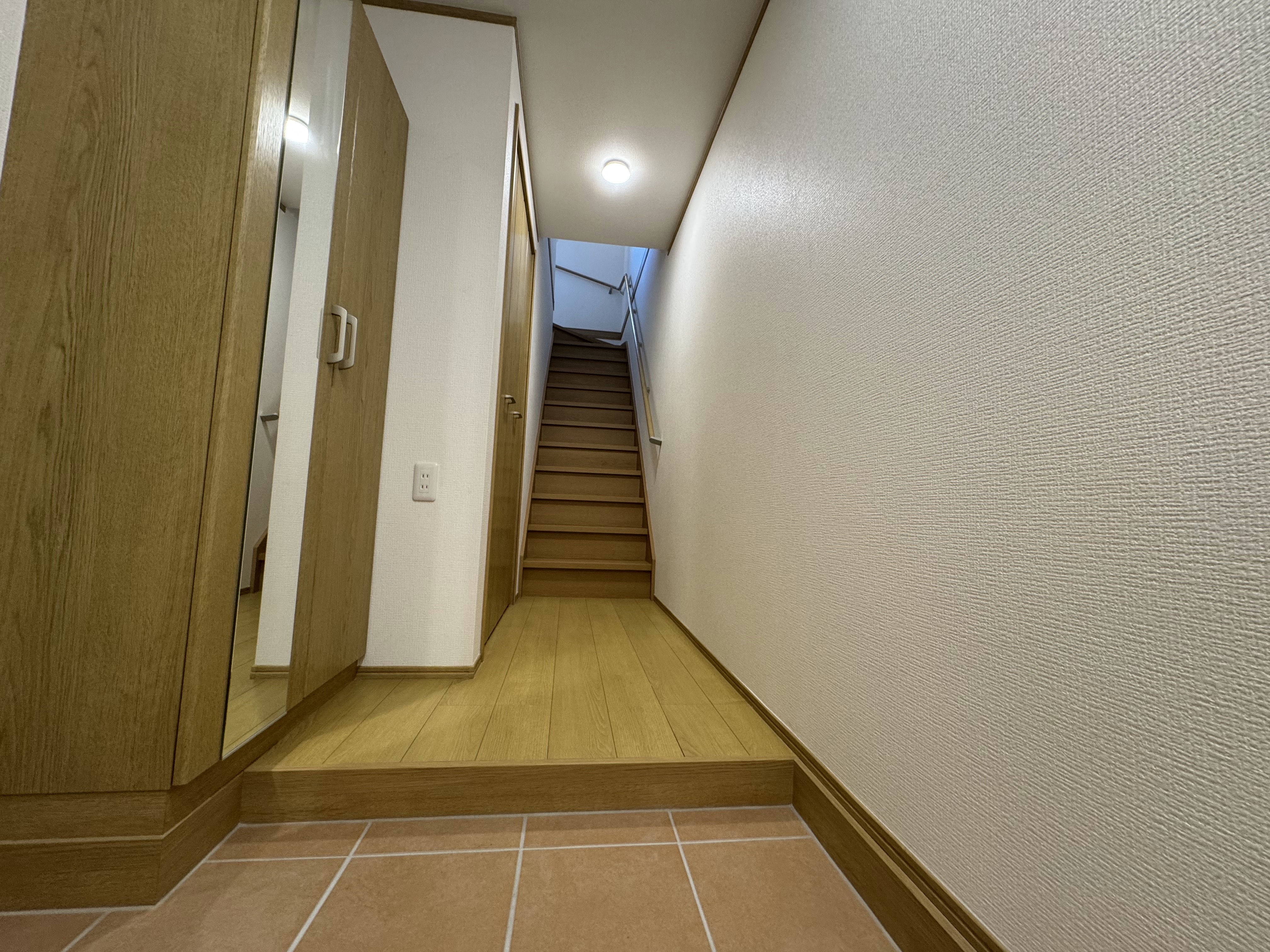 大型のシューズボックスがある玄関
