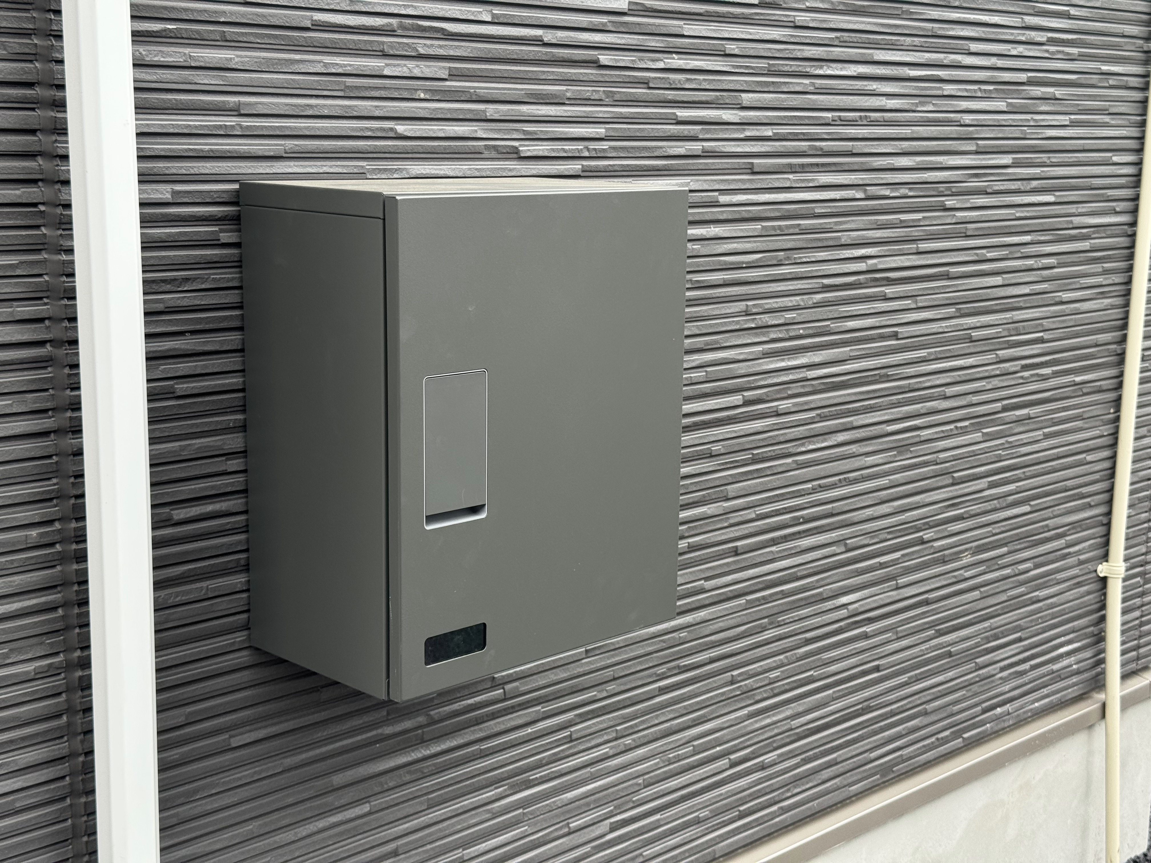 ネット社会の必需品の個別宅配ボックス付き
