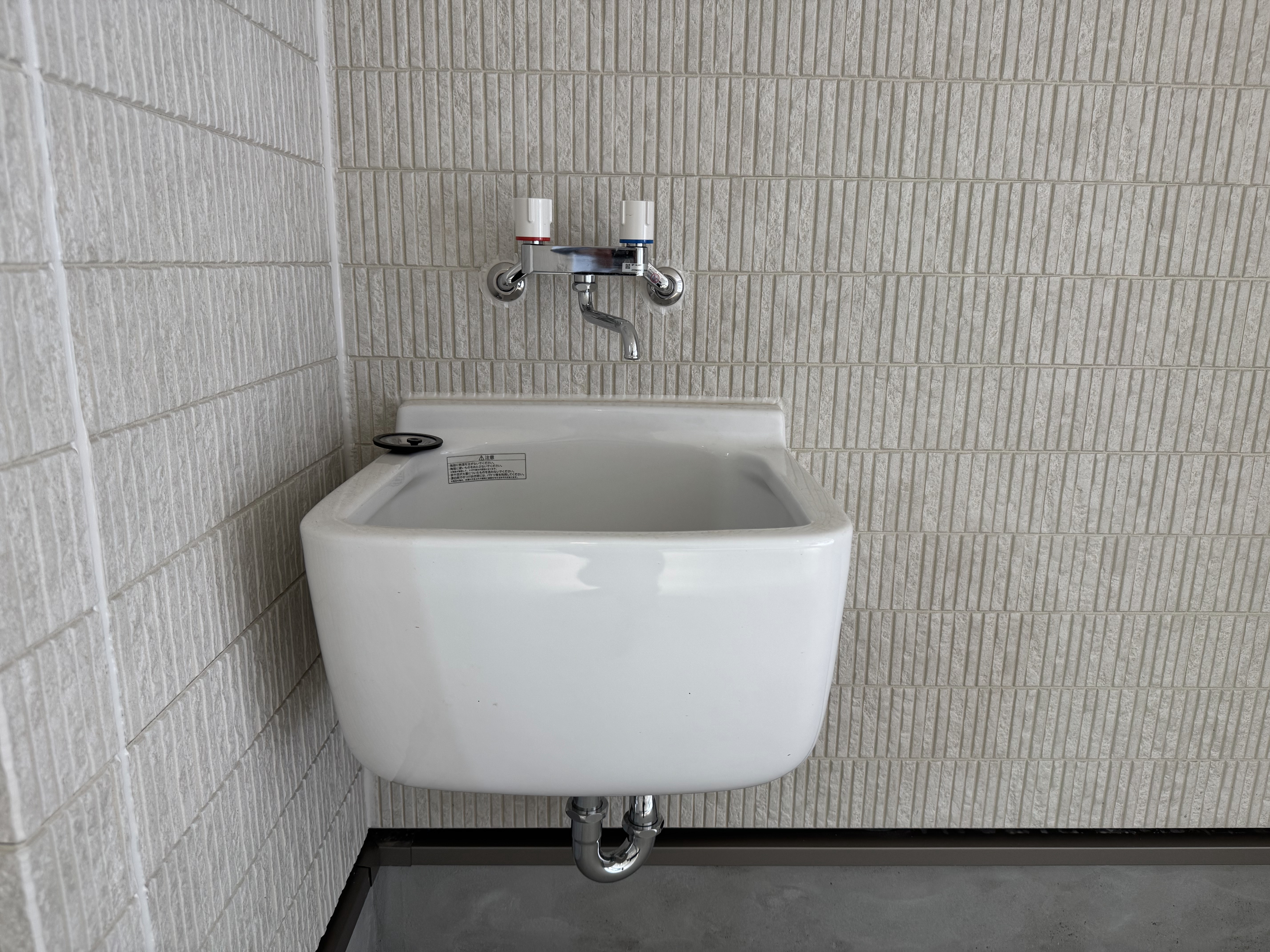 ガレージ内にある多目的流し
