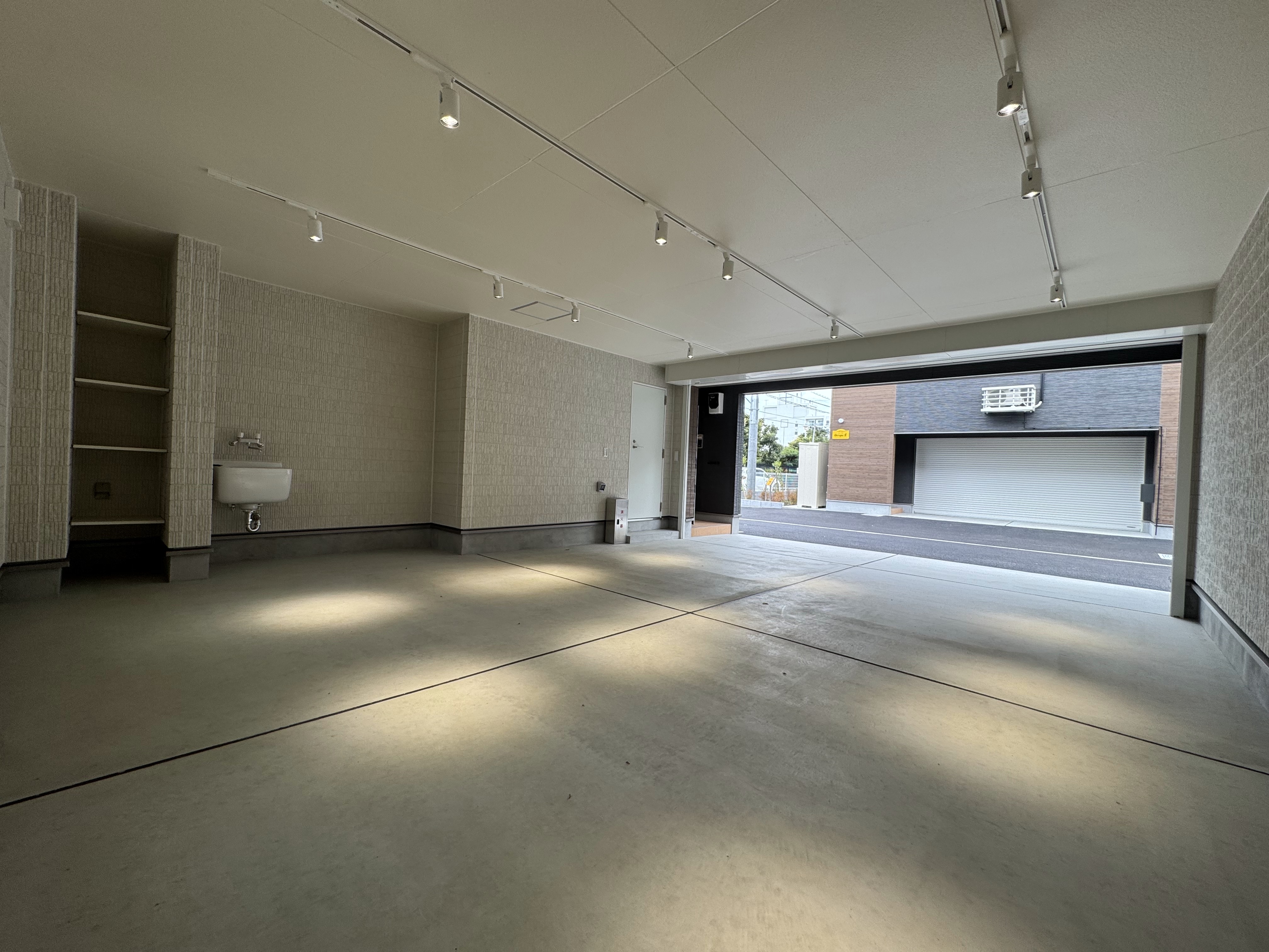 広々としたガレージスペース
