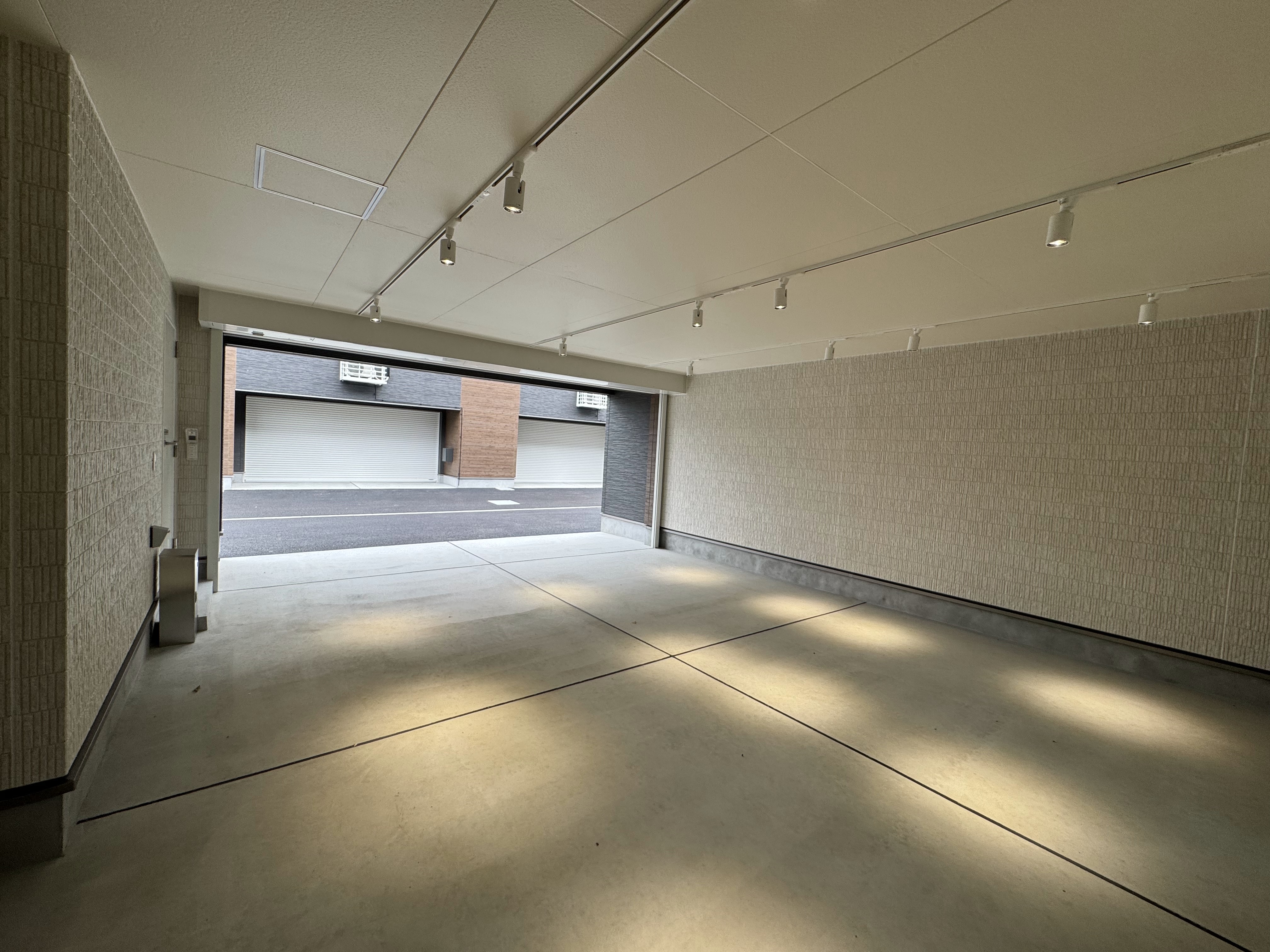 電動シャッター付きのガレージスペース
