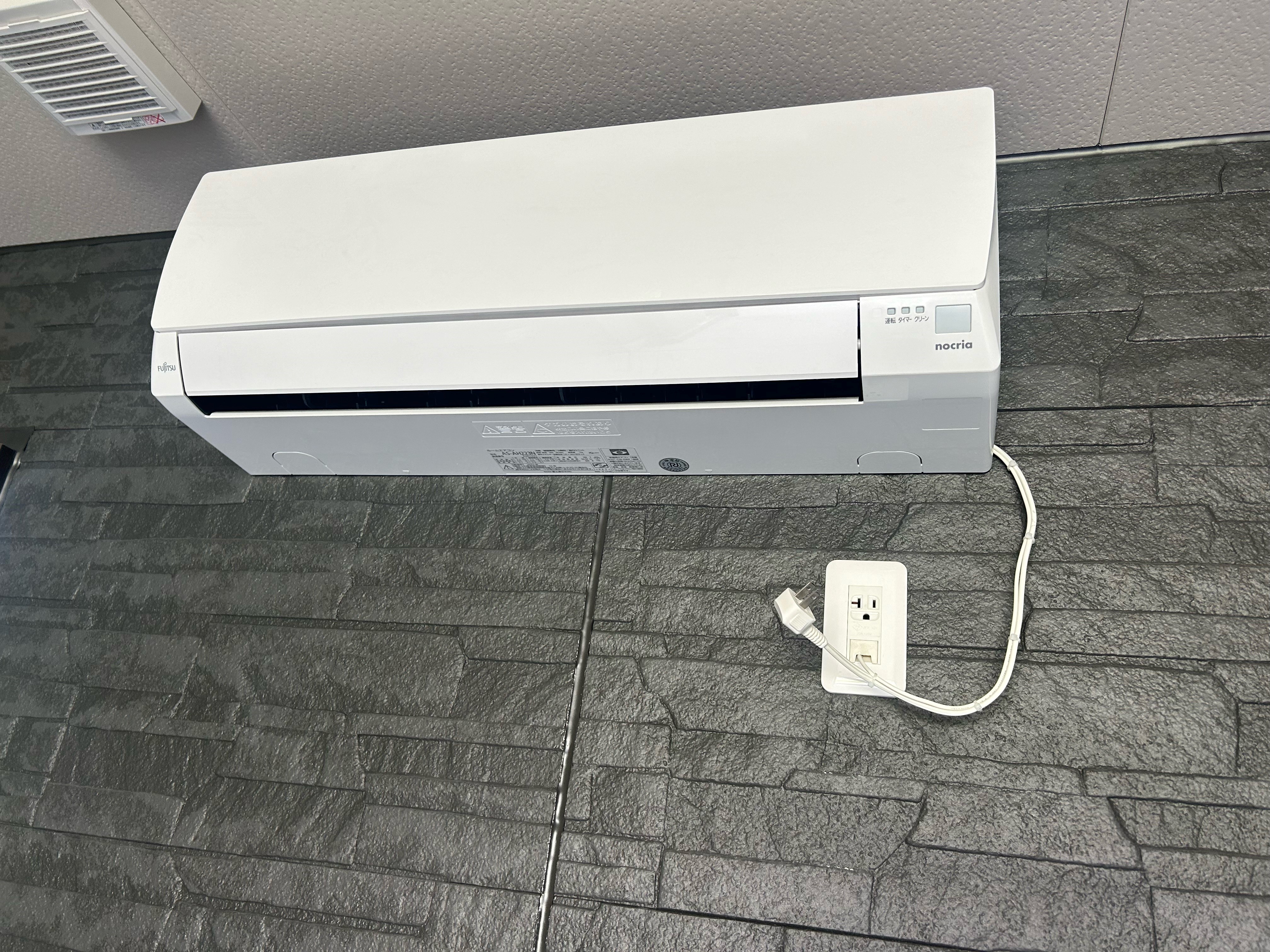 ガレージ内での作業を快適にするエアコンを標準装備。
