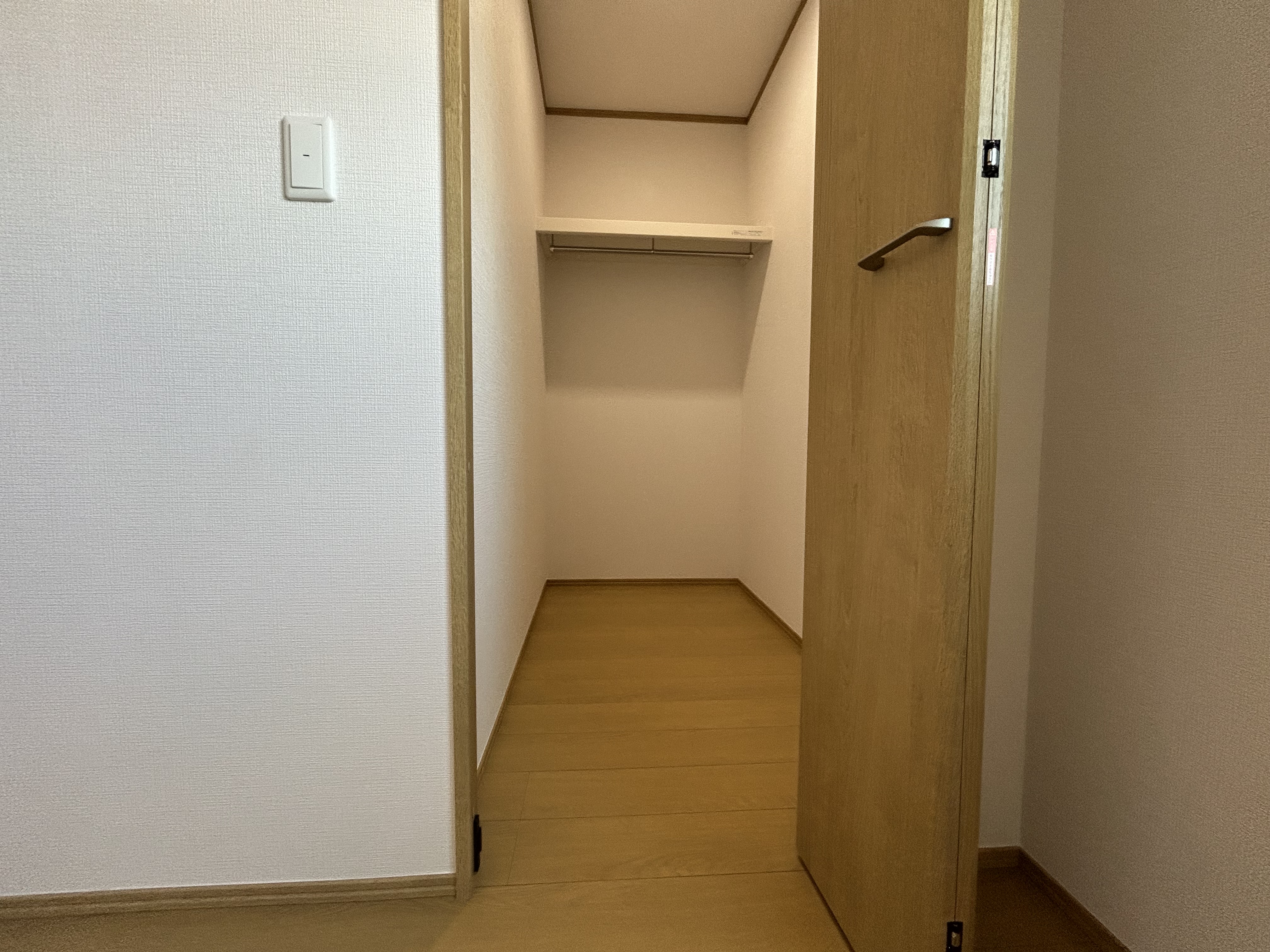 洋室にあるウォークインクローゼット
